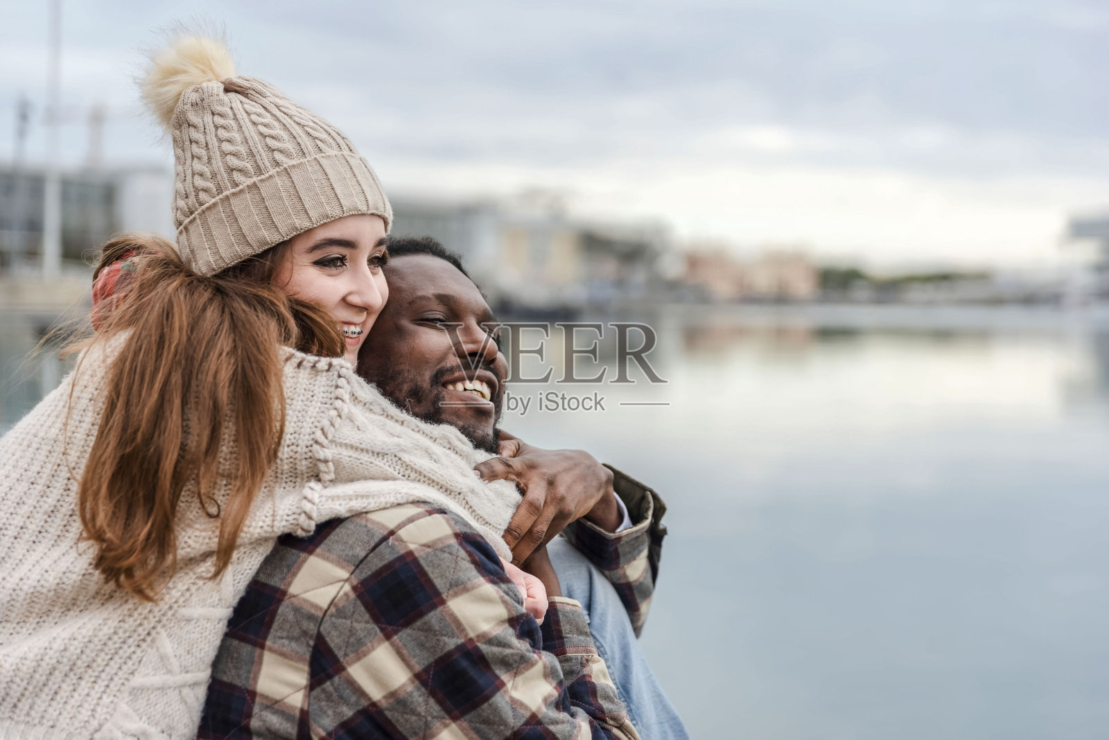 一对相爱的多种族情侣望向别处照片摄影图片