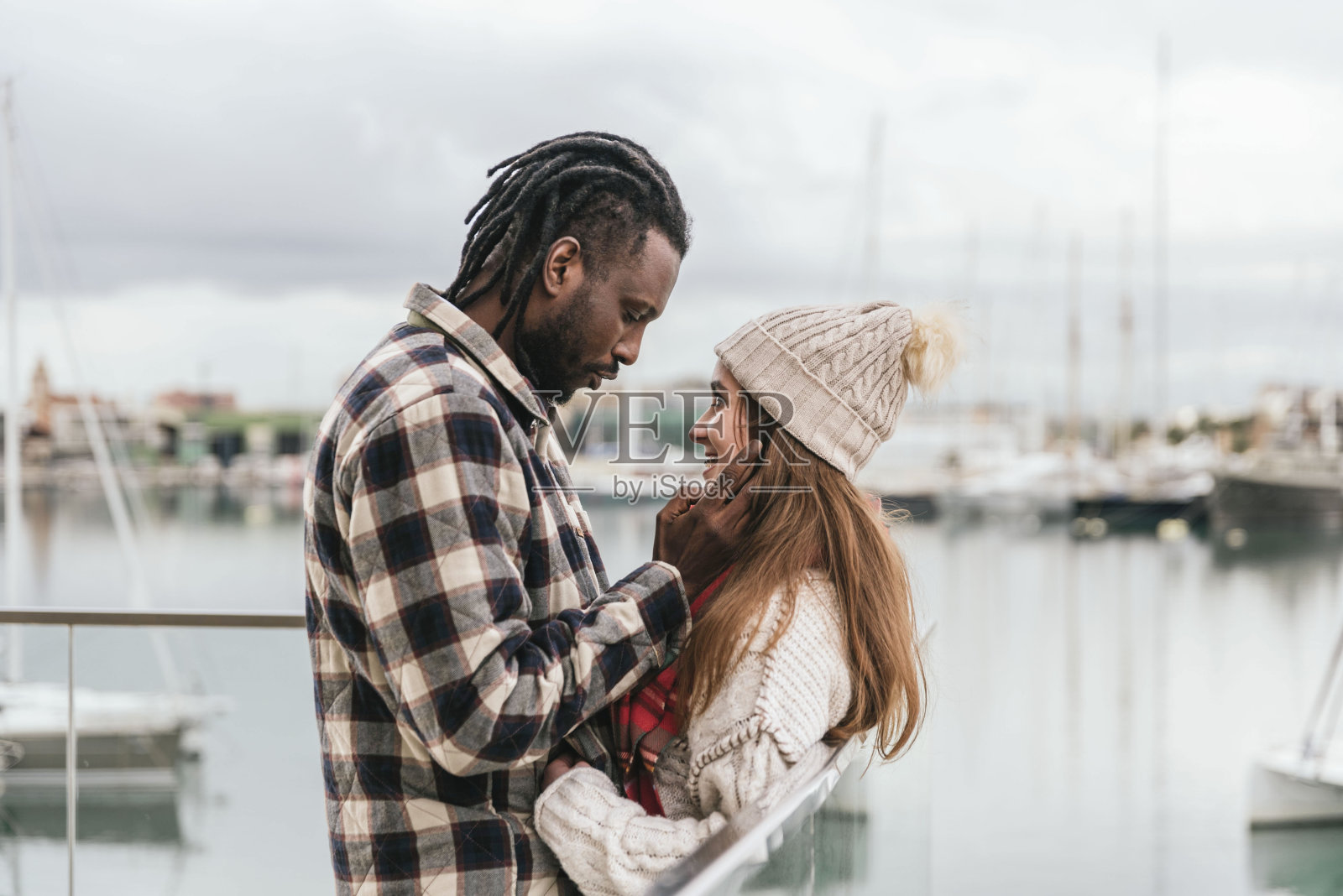 多种族相爱的年轻情侣在户外相视照片摄影图片