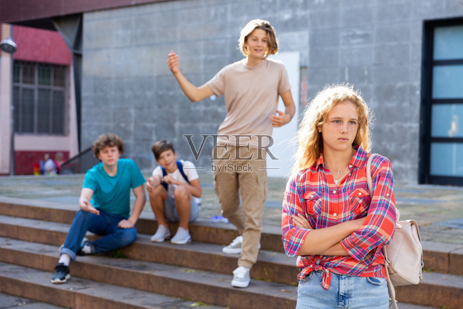 与朋友争吵后被冒犯的女孩的肖像照片摄影图片