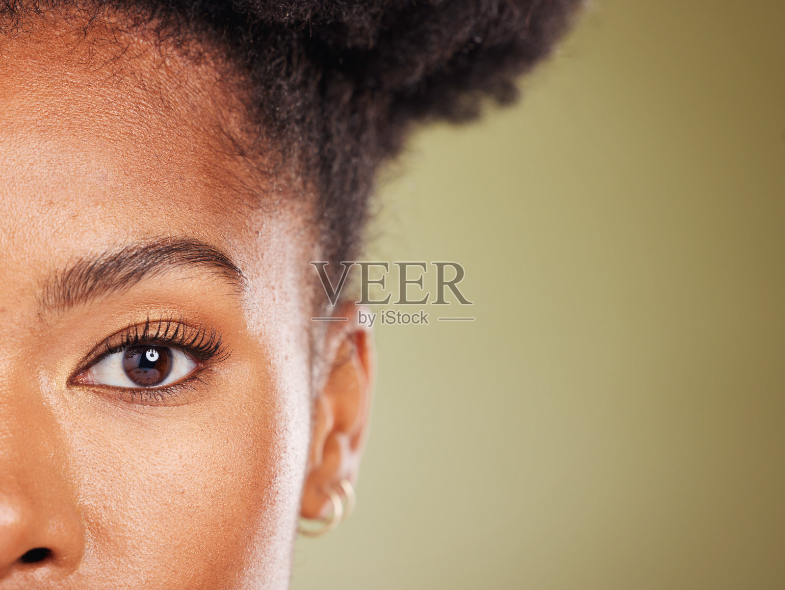 美容，黑人女性和半脸肖像为皮肤病，面部或护肤广告。健康，健康和自然皮肤化妆品放大模型与绿色工作室的模型进行营销。照片摄影图片