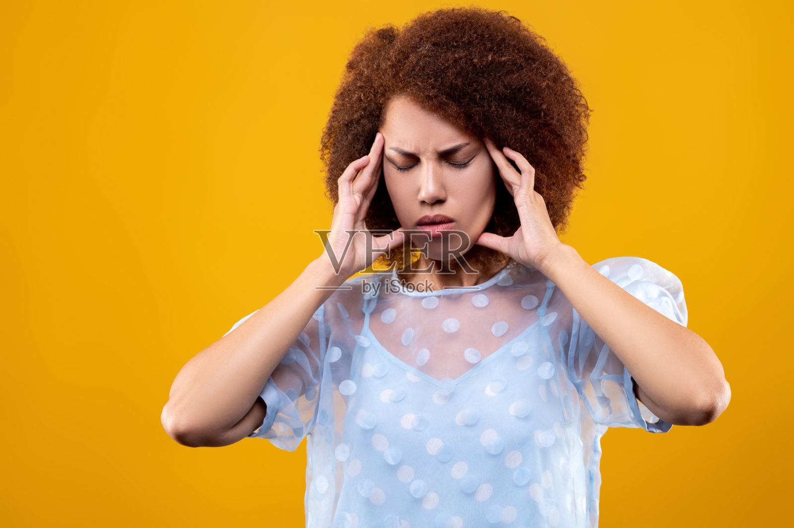 年轻漂亮的女人头痛得厉害照片摄影图片