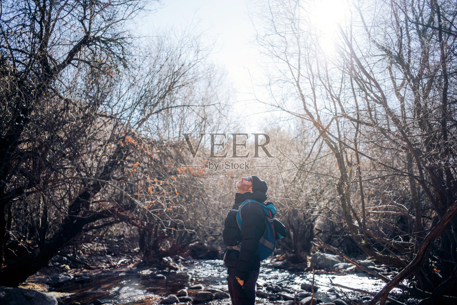 背着背包的登山者在山上照片摄影图片