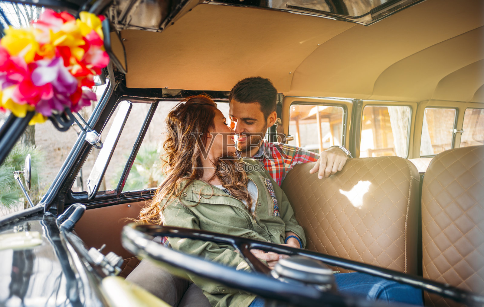 女人和男人在经典的面包车里享受。照片摄影图片