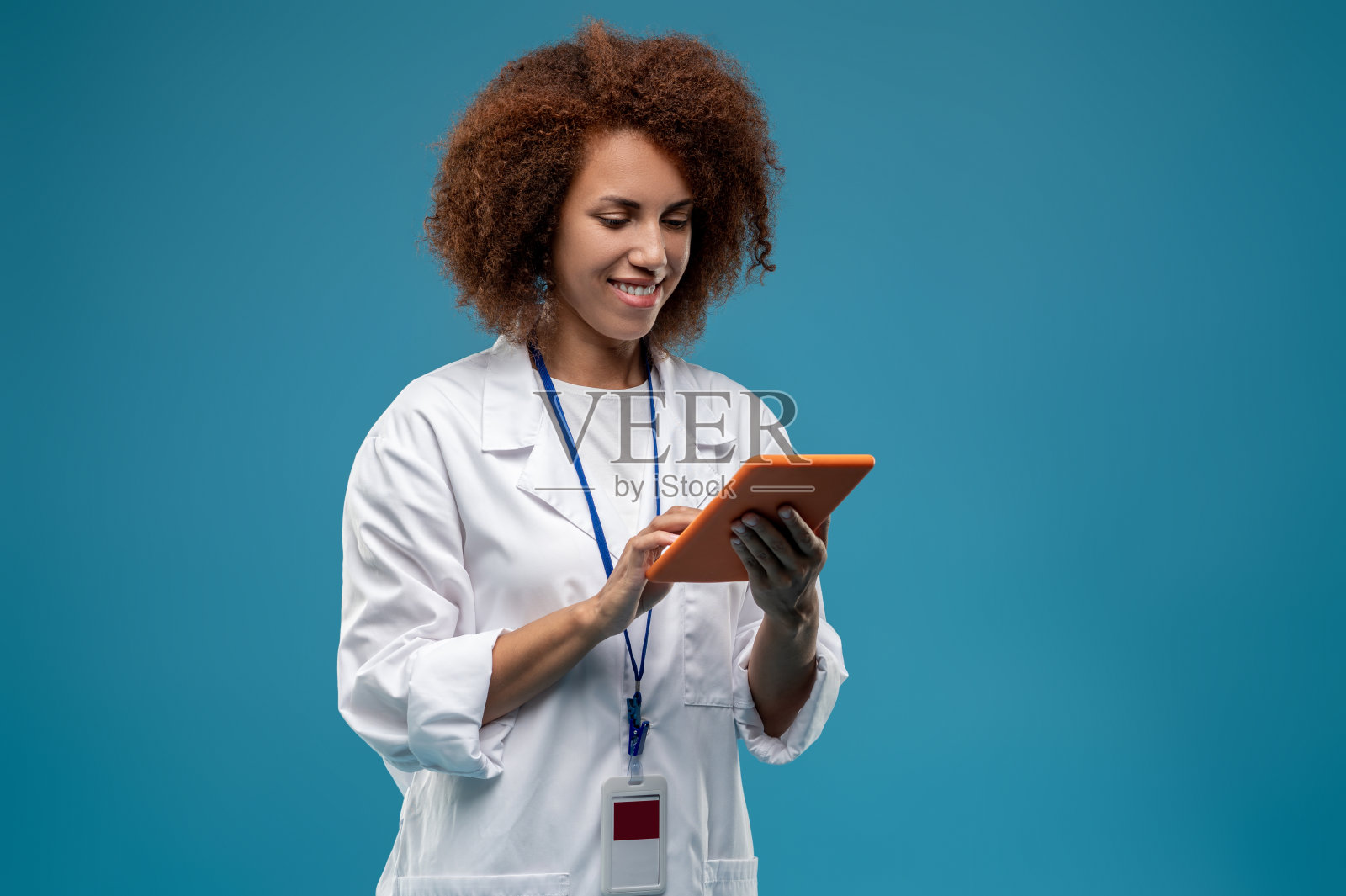 年轻的女医生正在与患者进行在线预约照片摄影图片