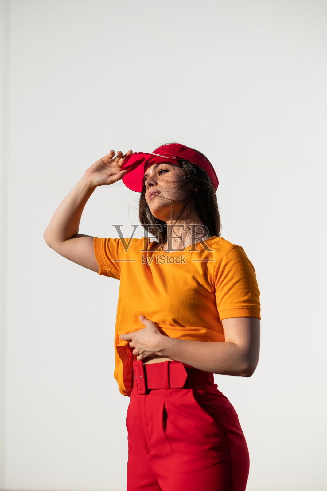 时尚的白人女性在一个明亮的服装外摆姿势照片摄影图片