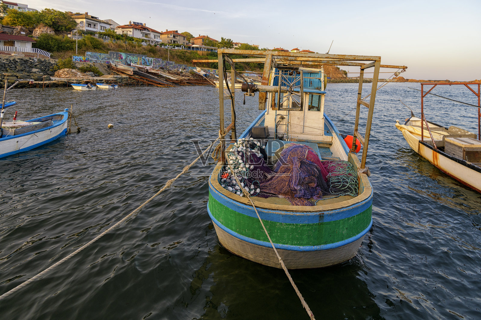 停泊在保加利亚阿赫托波尔的渔船照片摄影图片