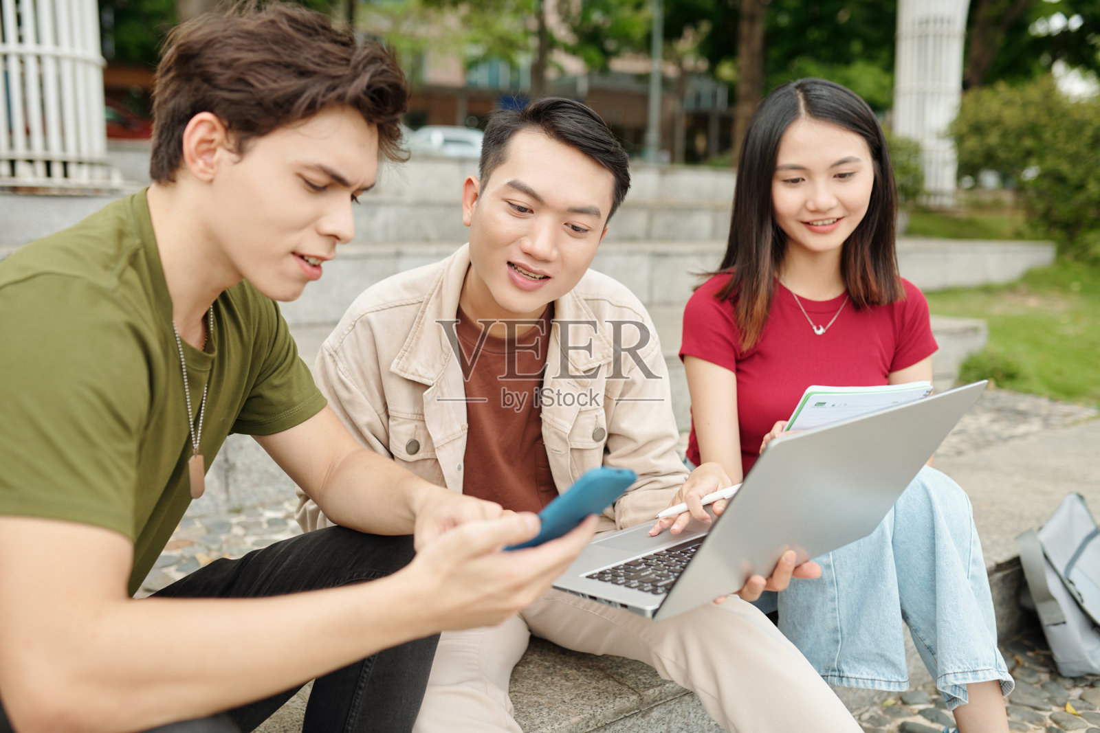 男孩向朋友展示申请书照片摄影图片