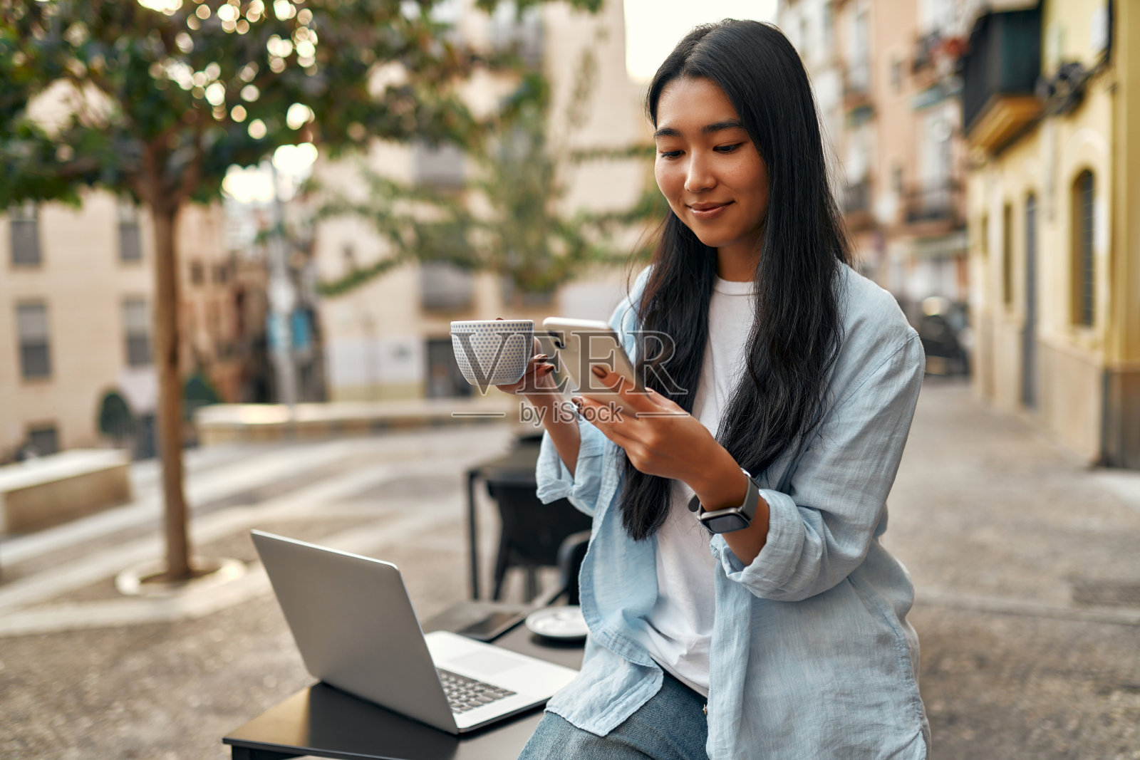 亚洲女游客学生在城市街道照片摄影图片