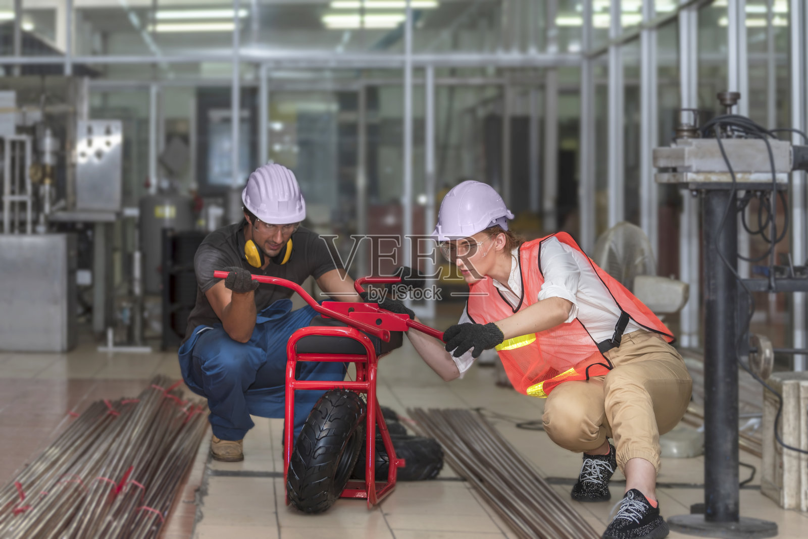 一个机械师造了一辆小型摩托车照片摄影图片