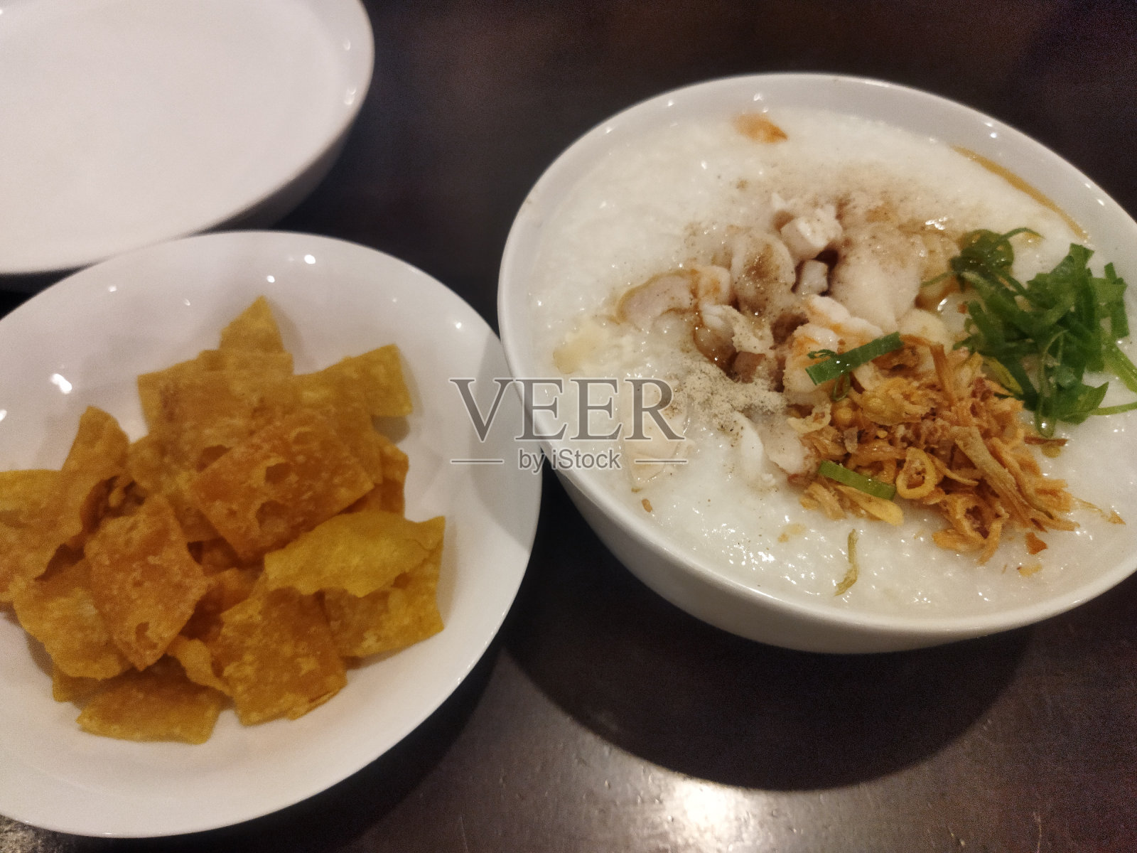 鸡粥配饼干照片摄影图片