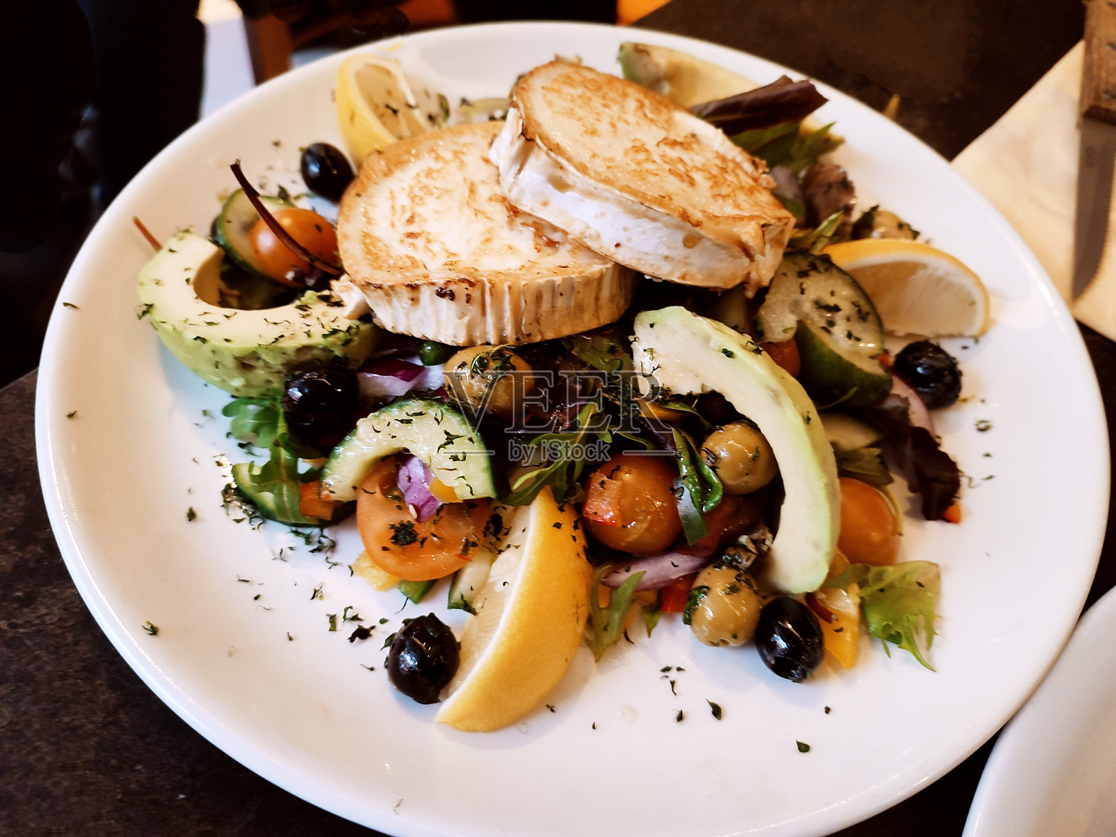 烤山羊奶酪希腊沙拉供应于英国苏格兰格拉斯哥照片摄影图片