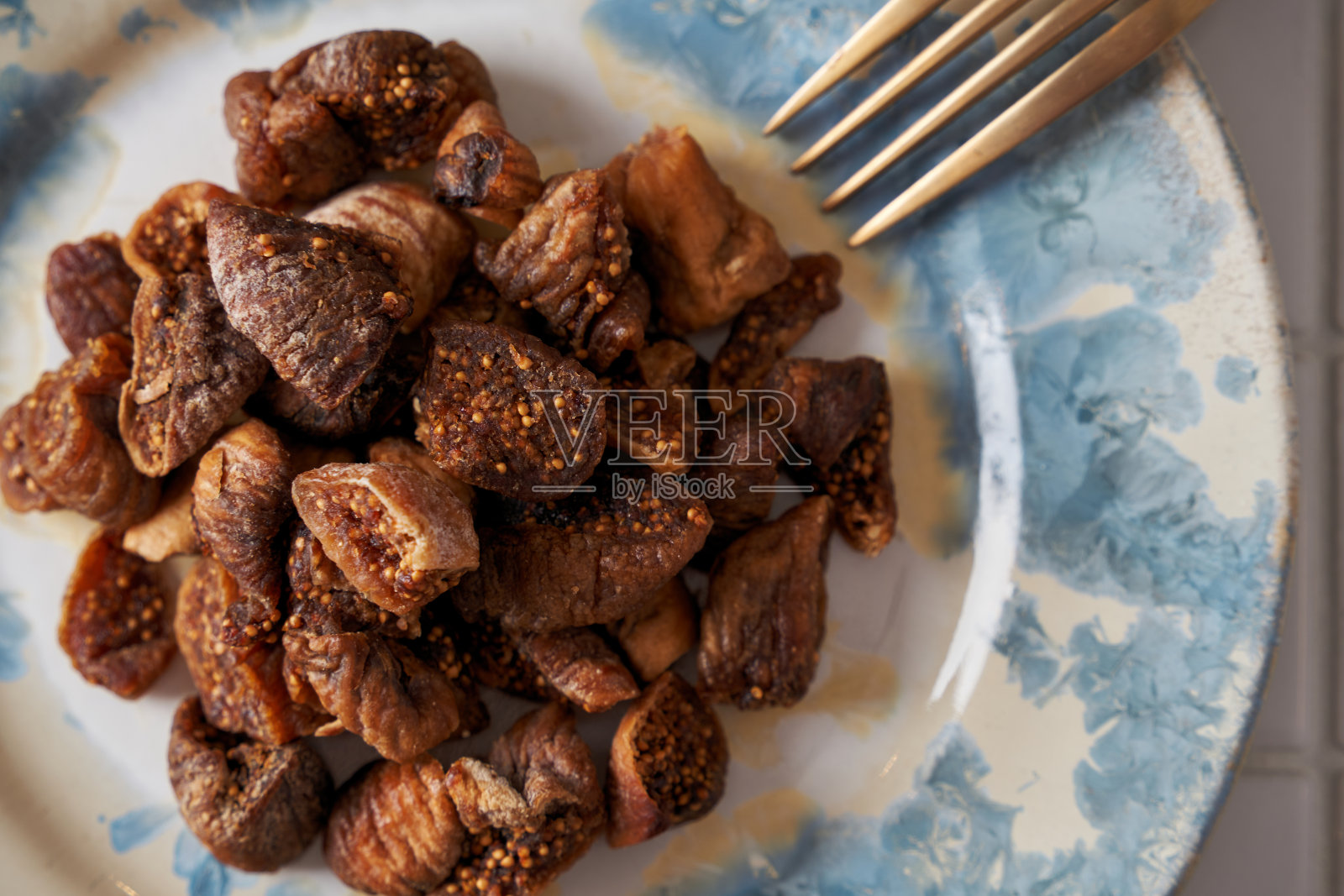 桌子上有无花果干照片摄影图片