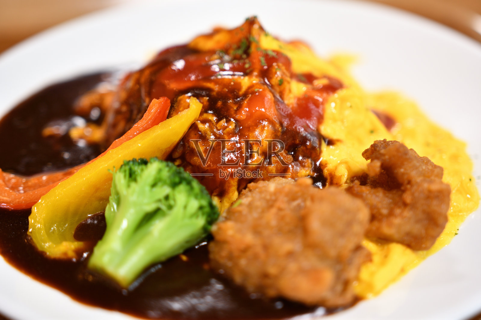 美味的煎蛋卷米饭配半糖霜酱。照片摄影图片