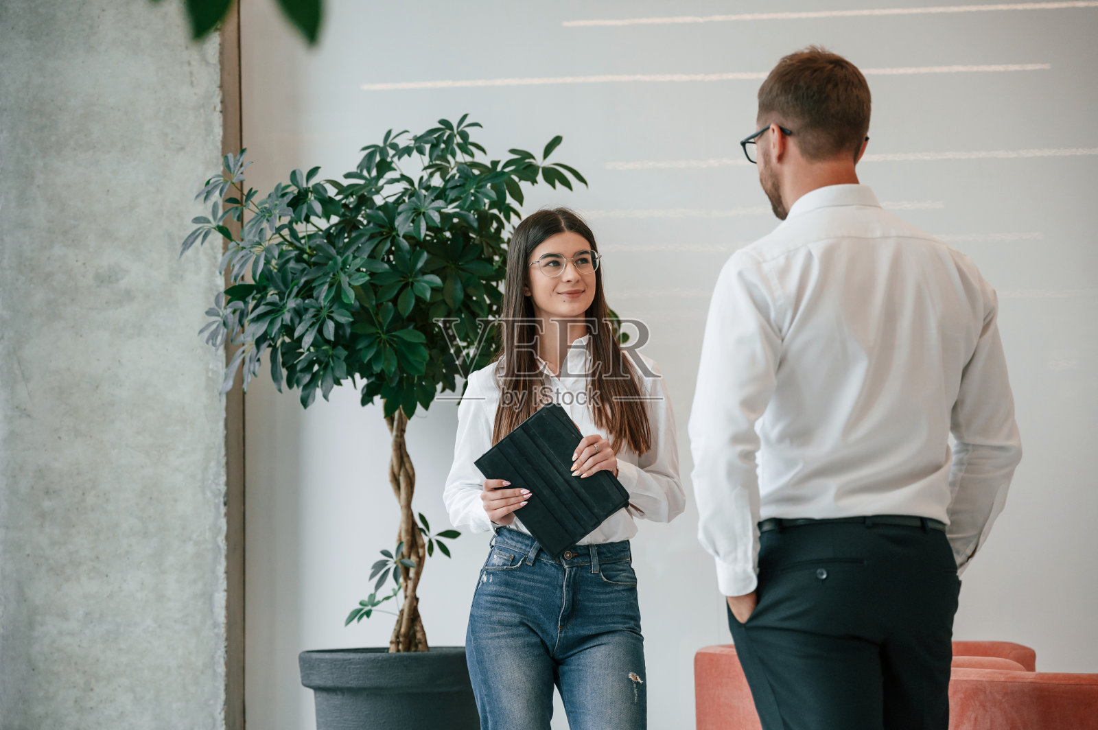 谈话，做交易。穿着正装的男人和女人在室内一起工作照片摄影图片