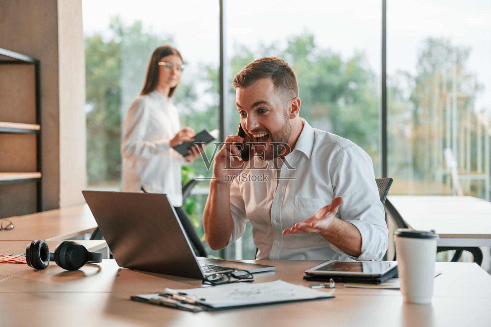 成功的交易。使用笔记本电脑。男人和女人一起在现代化的办公室里工作照片摄影图片