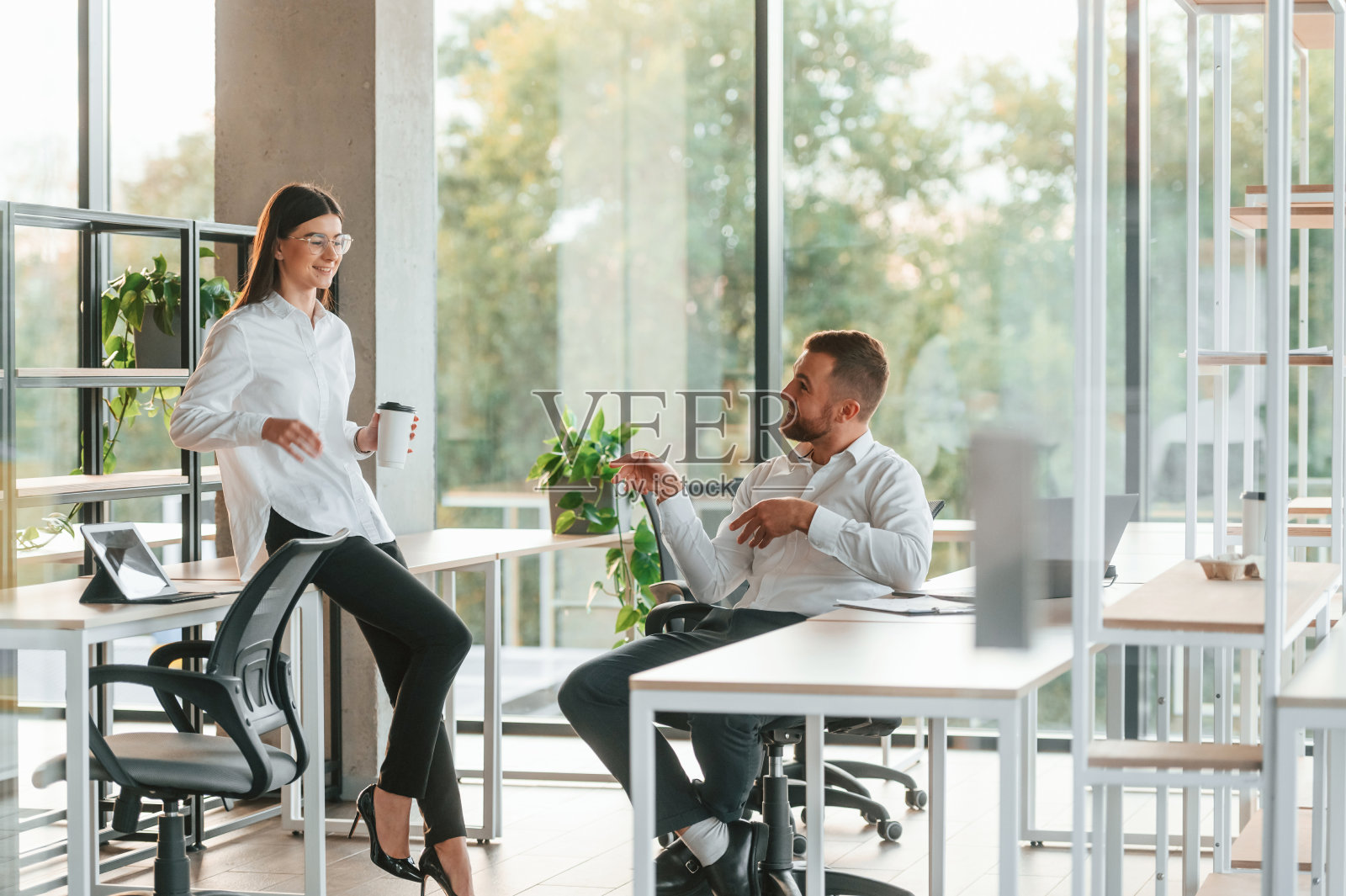 友好的交谈。男人和女人一起在现代化的办公室里工作照片摄影图片