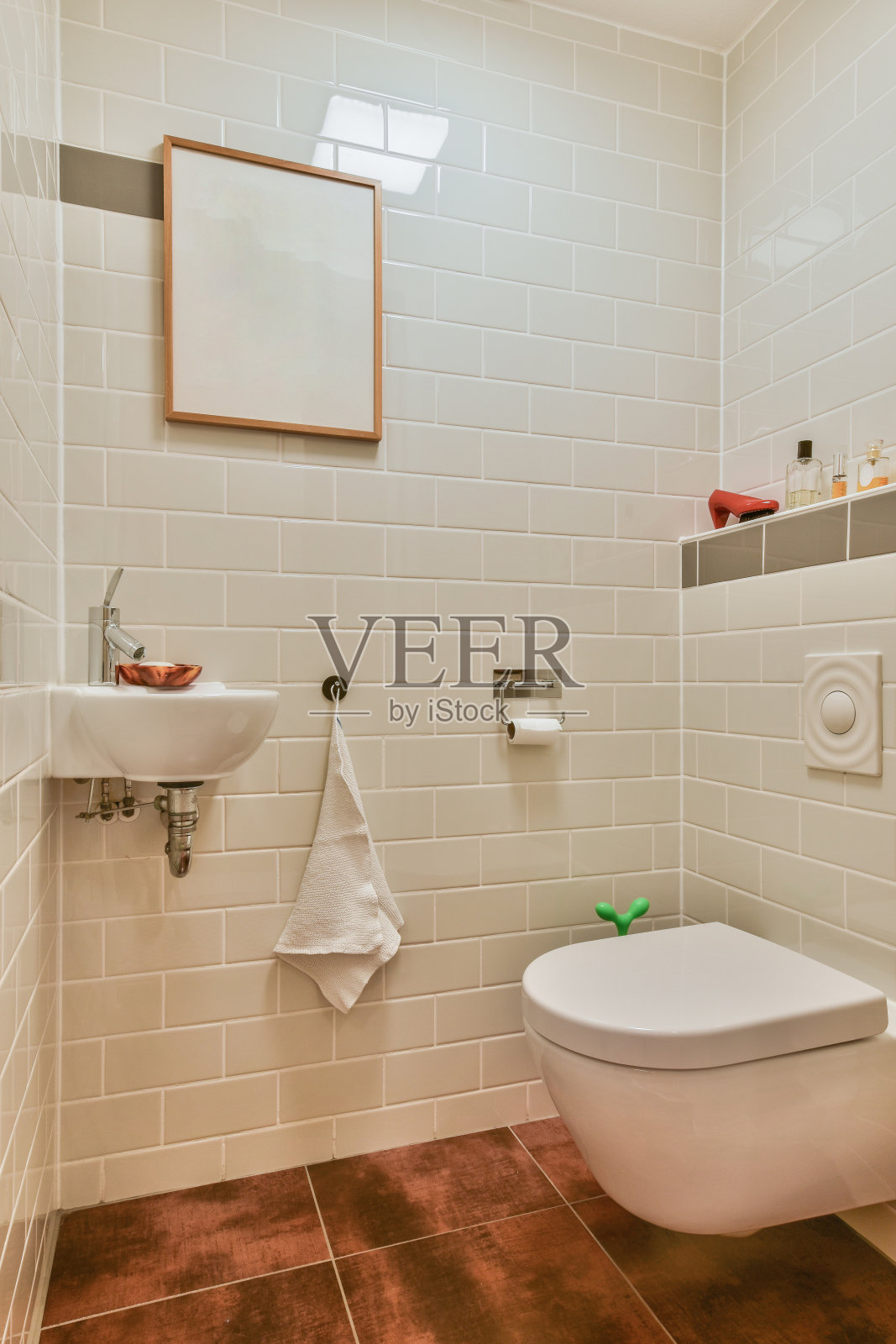 狭窄厕所的壁挂式马桶照片摄影图片