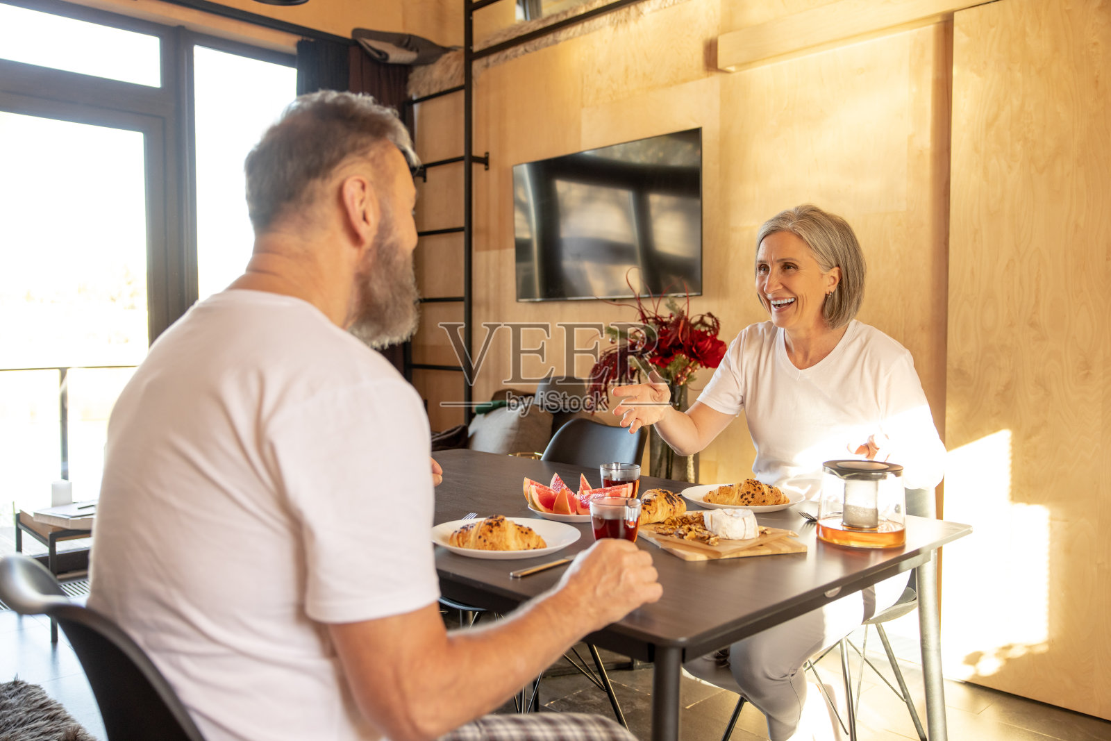 夫妇在家里吃健康早餐照片摄影图片