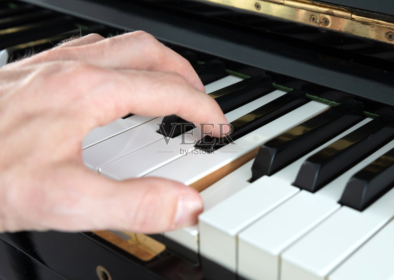 手在钢琴上演奏音乐照片摄影图片