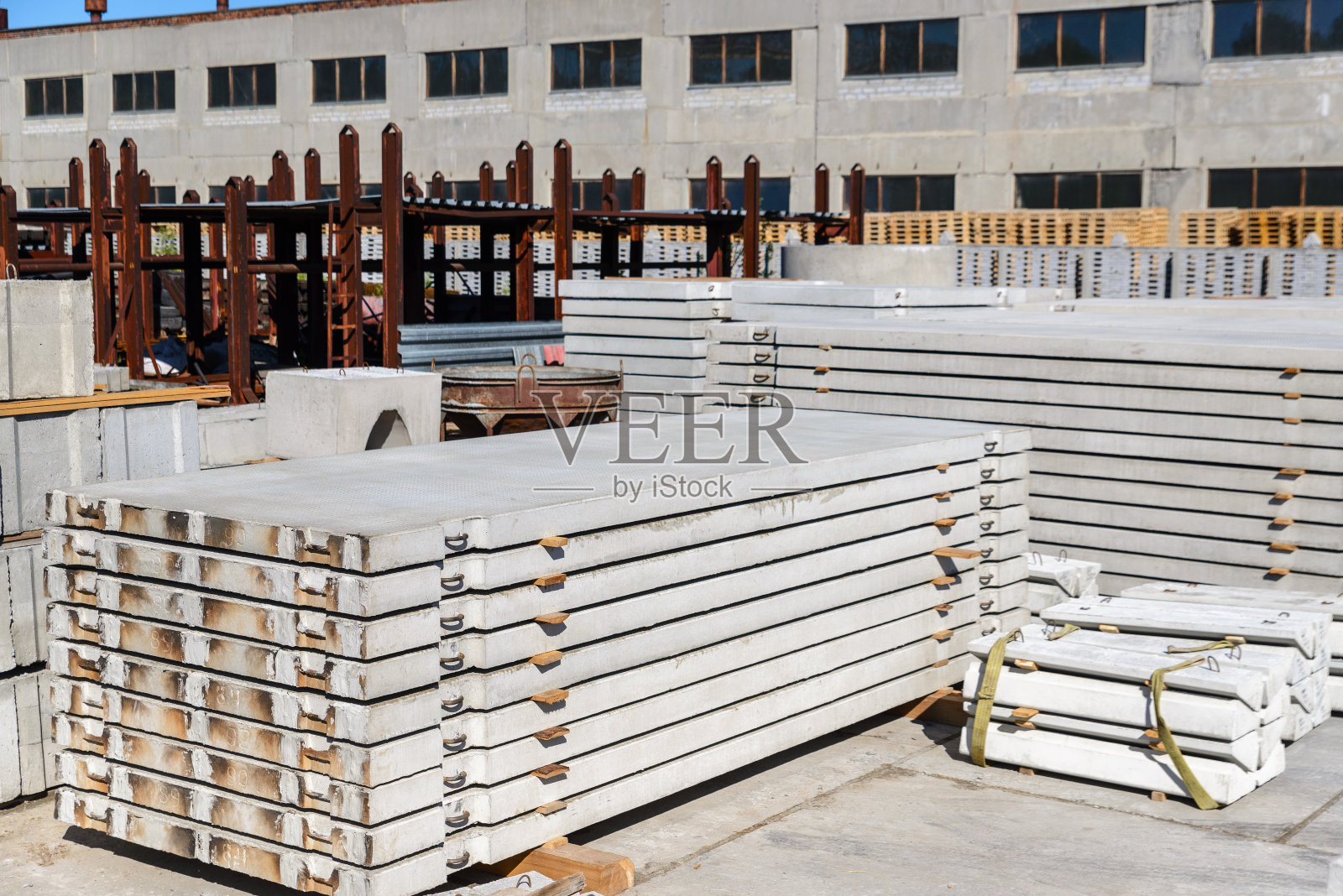 工厂仓库里的一堆pdn铺路板。照片摄影图片