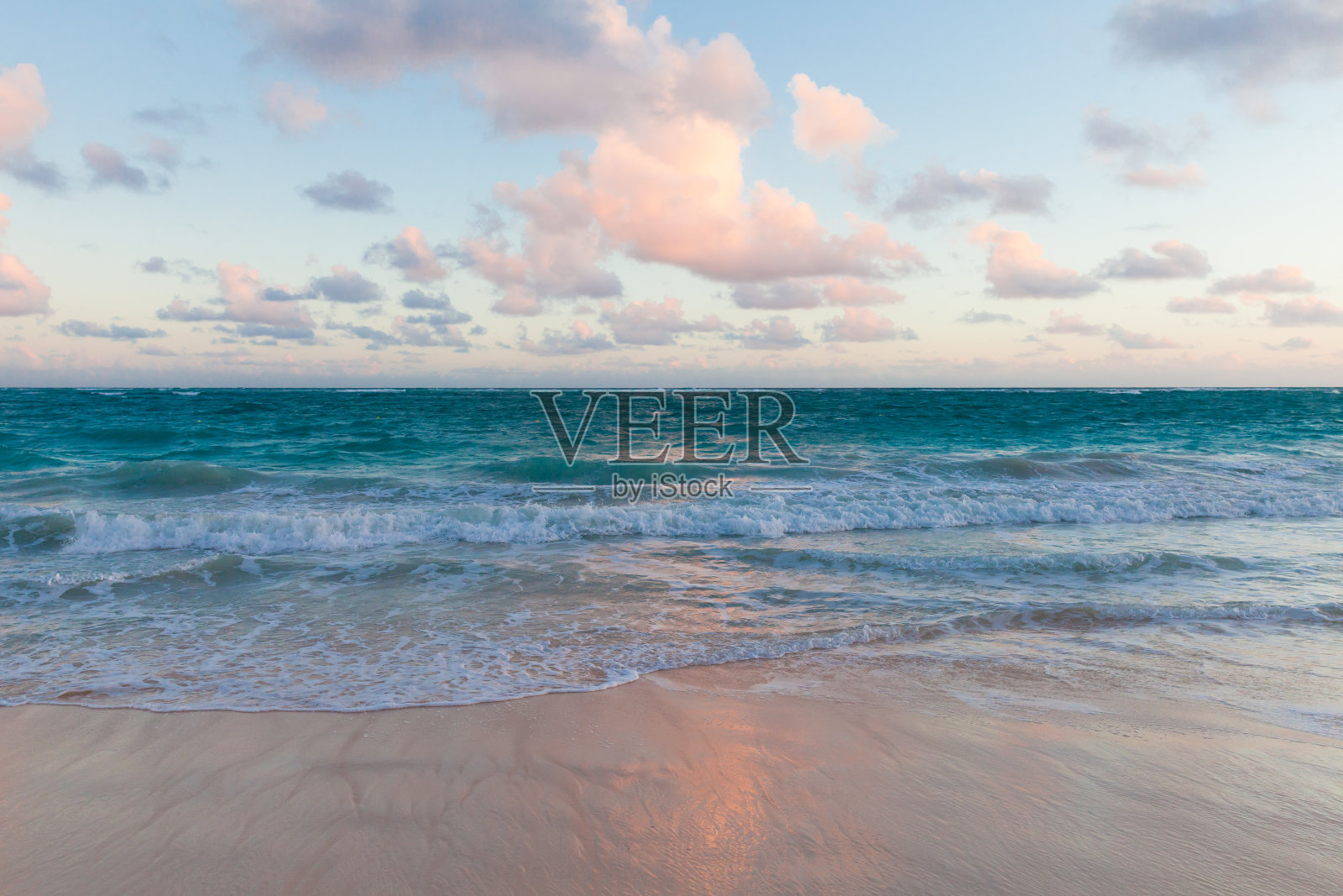 海岸景观，有空旷的沙滩和岸浪照片摄影图片