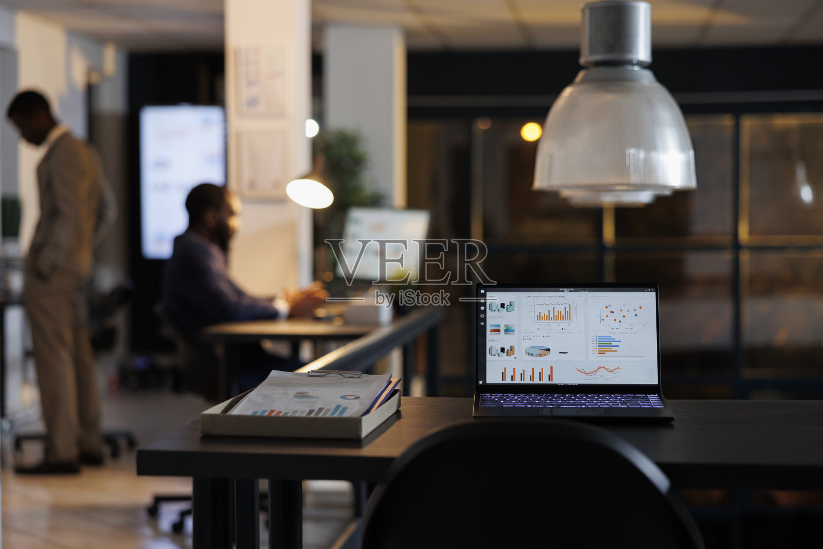 笔记本电脑和市场统计摆在桌子上照片摄影图片