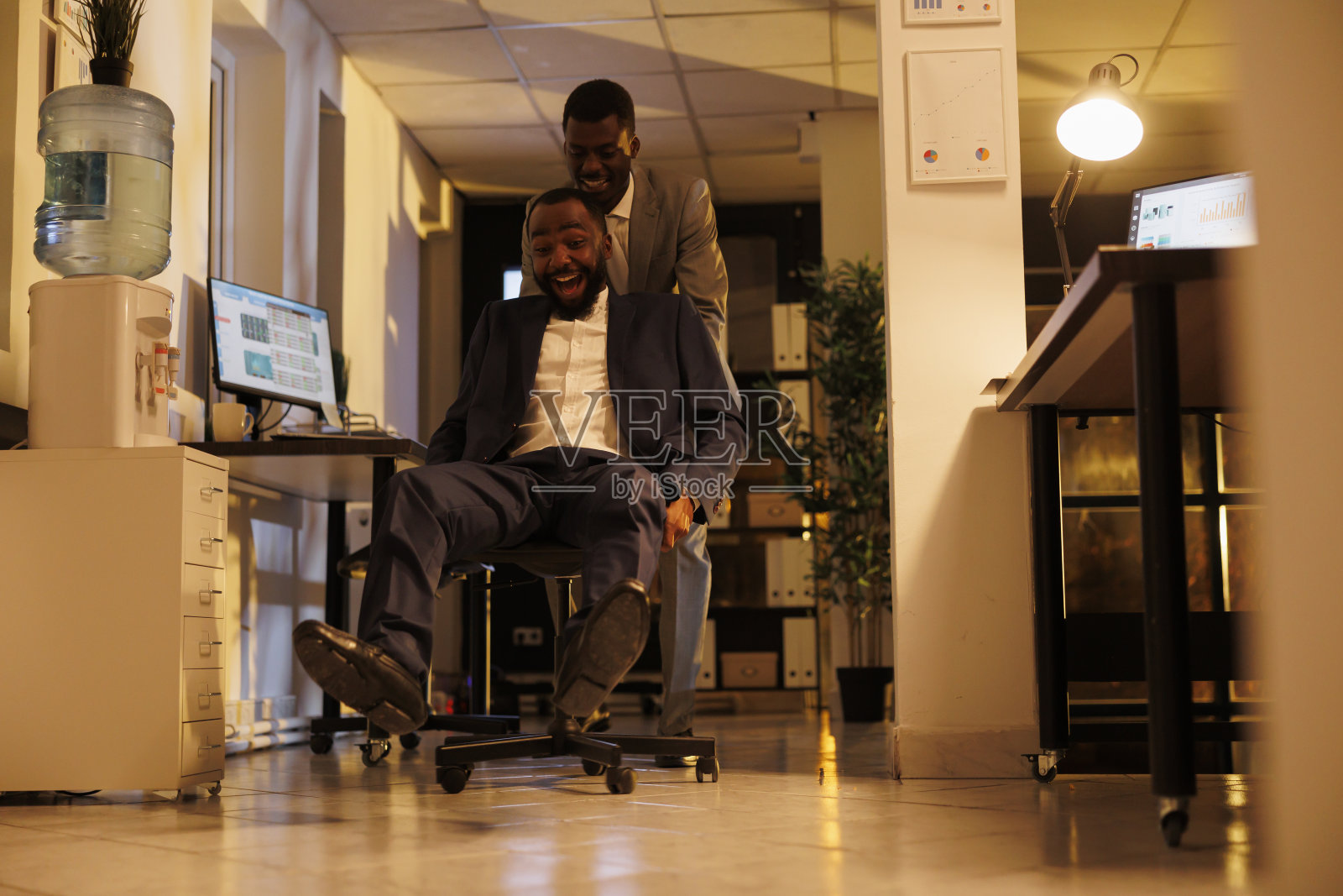 欢快微笑的商人正在进行体育比赛照片摄影图片