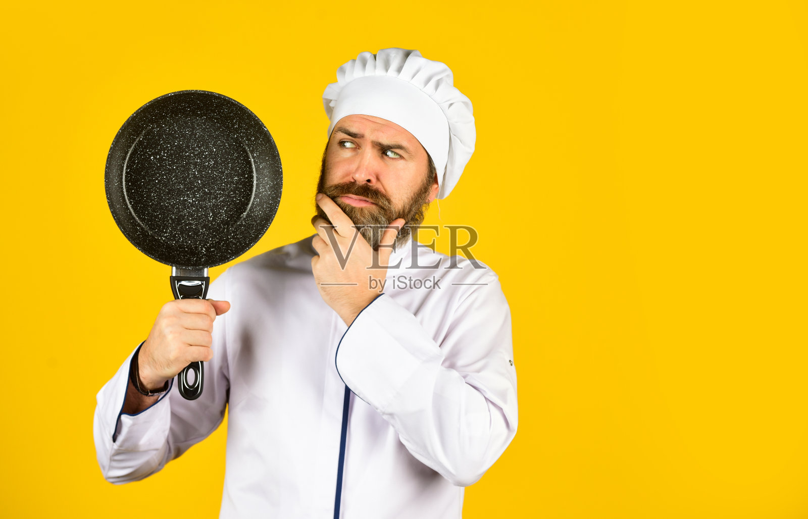 在厨房做午餐。我的职业。带炖锅的面包师。厨师拿着厨具。快乐的厨师拿着煎锅。厨师穿着制服煮汤。餐厅厨房。本空间照片摄影图片