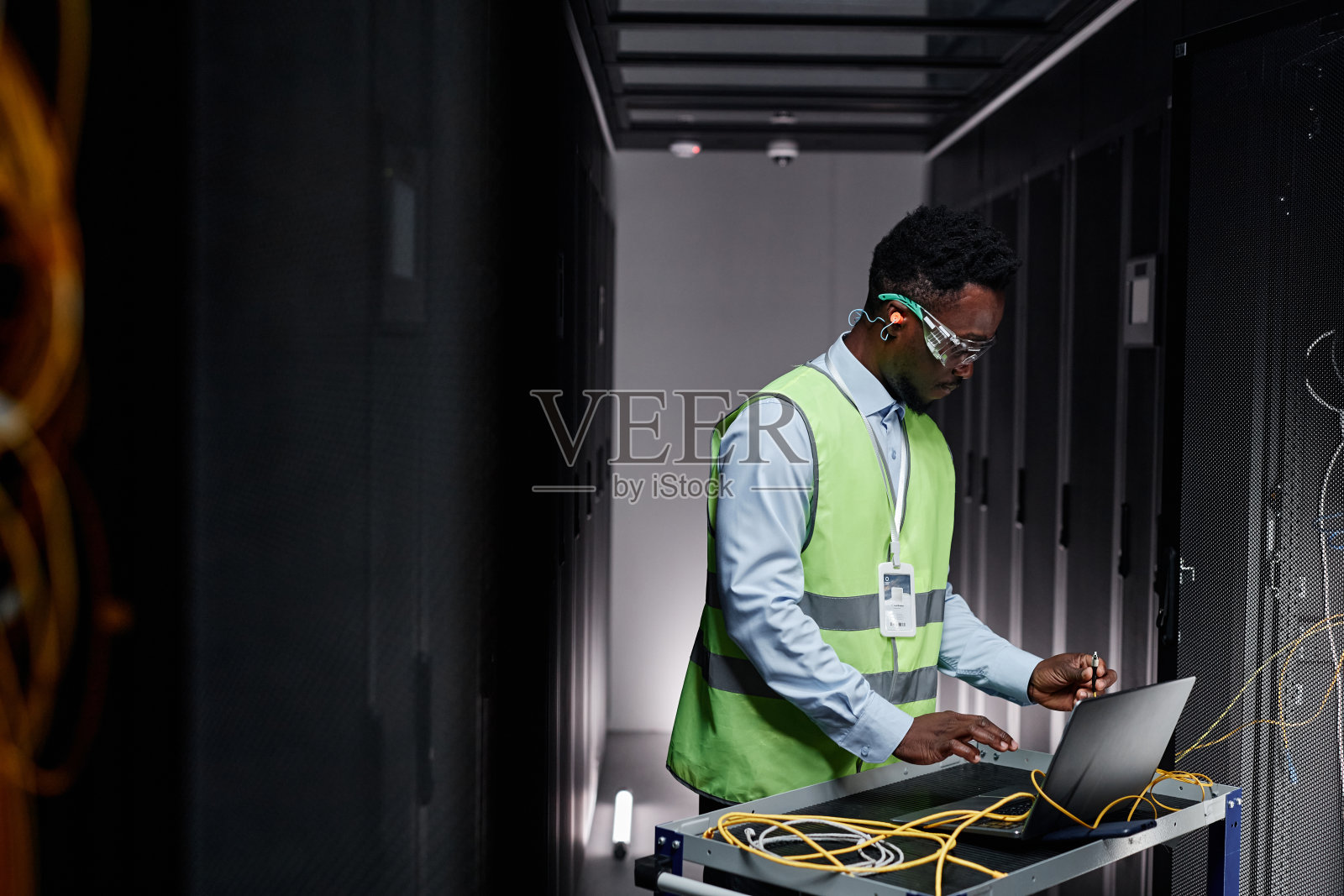 年轻的网络技术人员正在数据中心维修服务器照片摄影图片