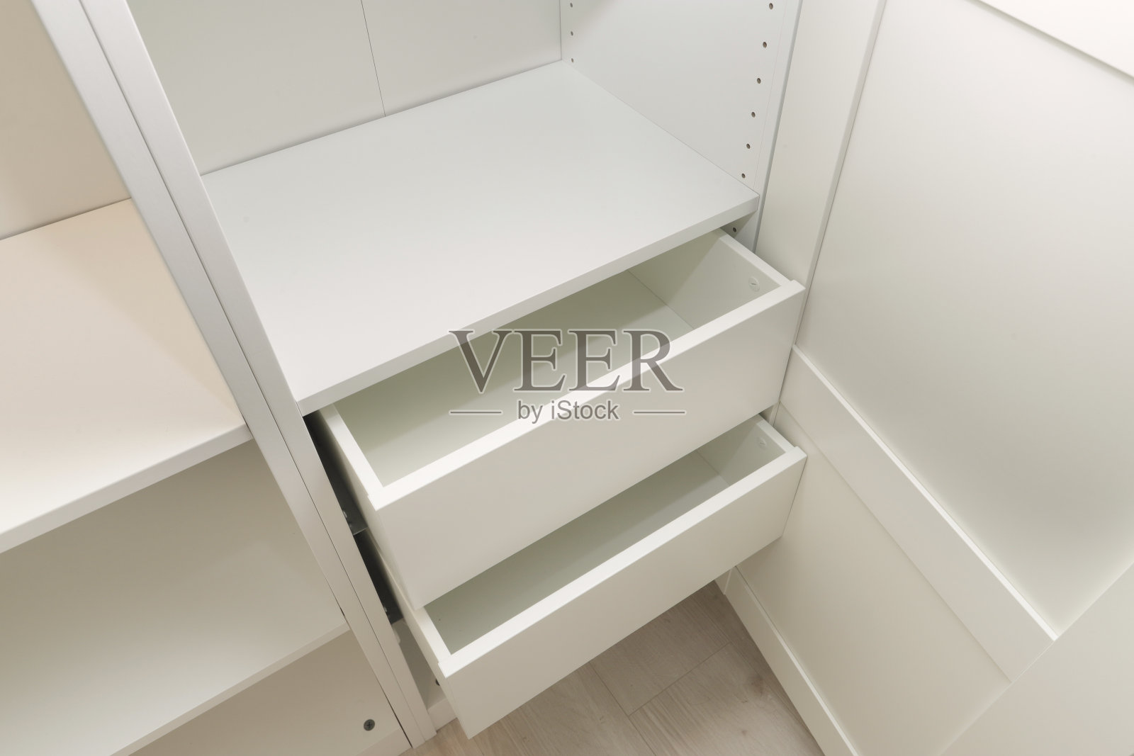 白色橱柜内部的空抽屉和金属配件照片摄影图片