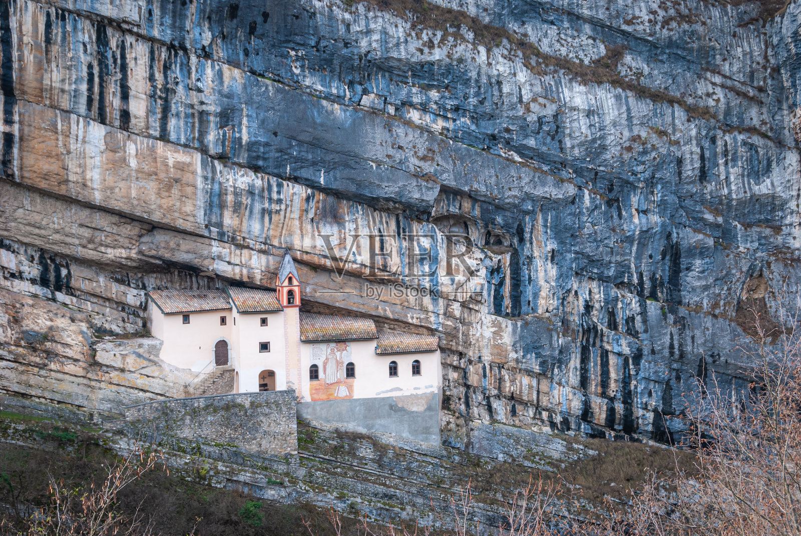 Eremo di San Colombano是意大利Trambileno的一个隐士，以其位于山的一侧而闻名。照片摄影图片
