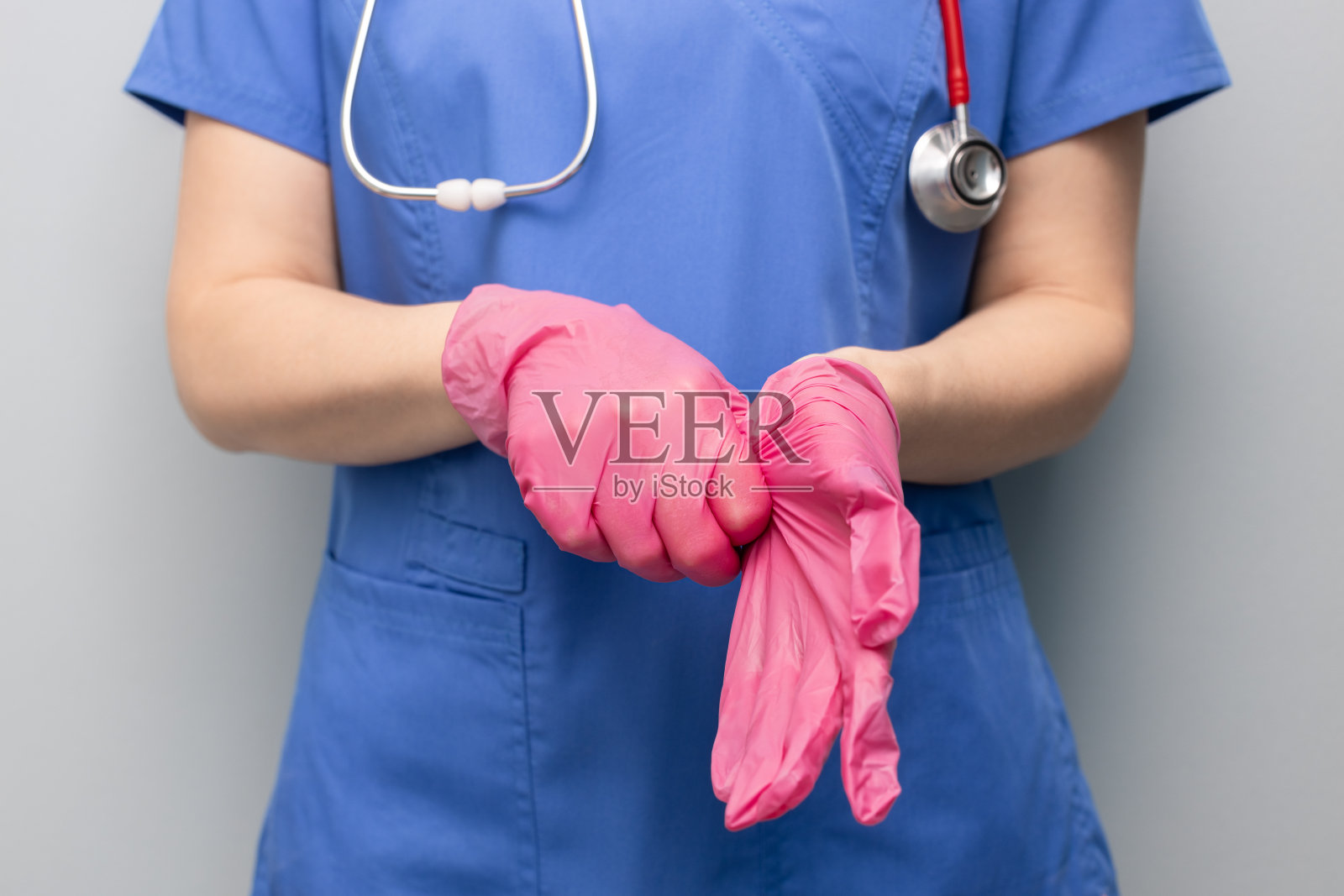 医院里的医生戴上手套照片摄影图片