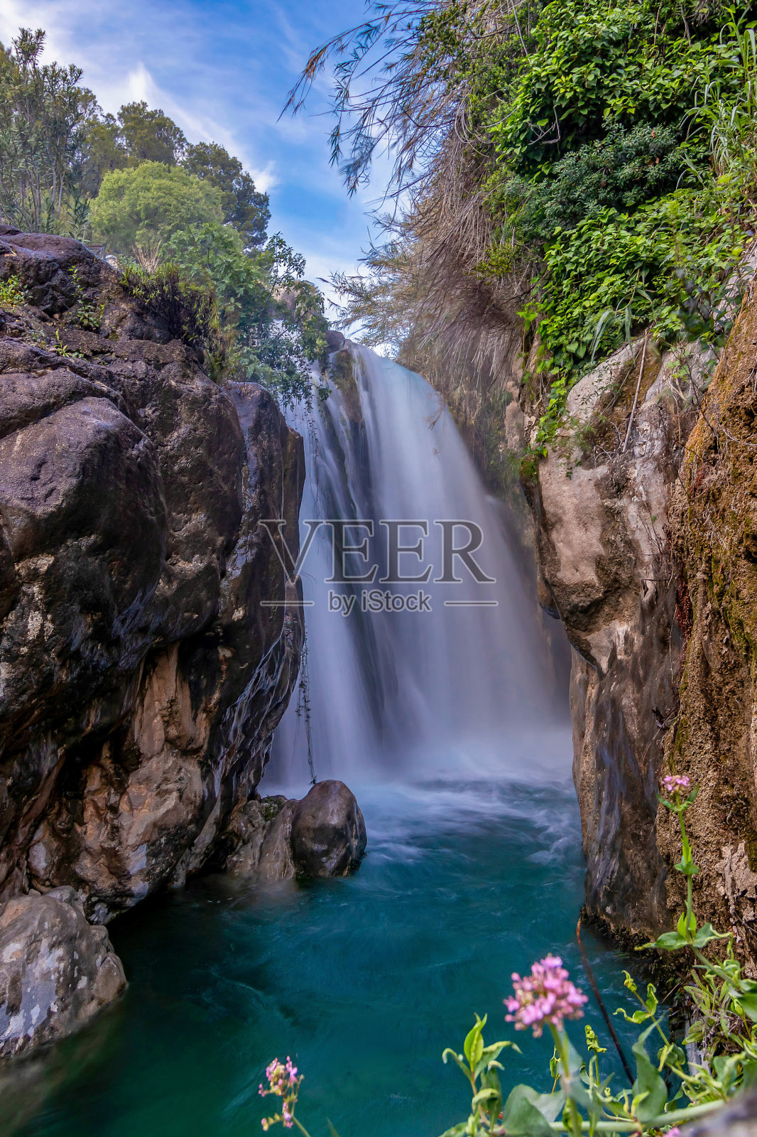 阿尔加瀑布(Les Fonts de l'Algar)。位于西班牙阿利坎特的Callosa de Ensarria。长曝光照片。照片摄影图片