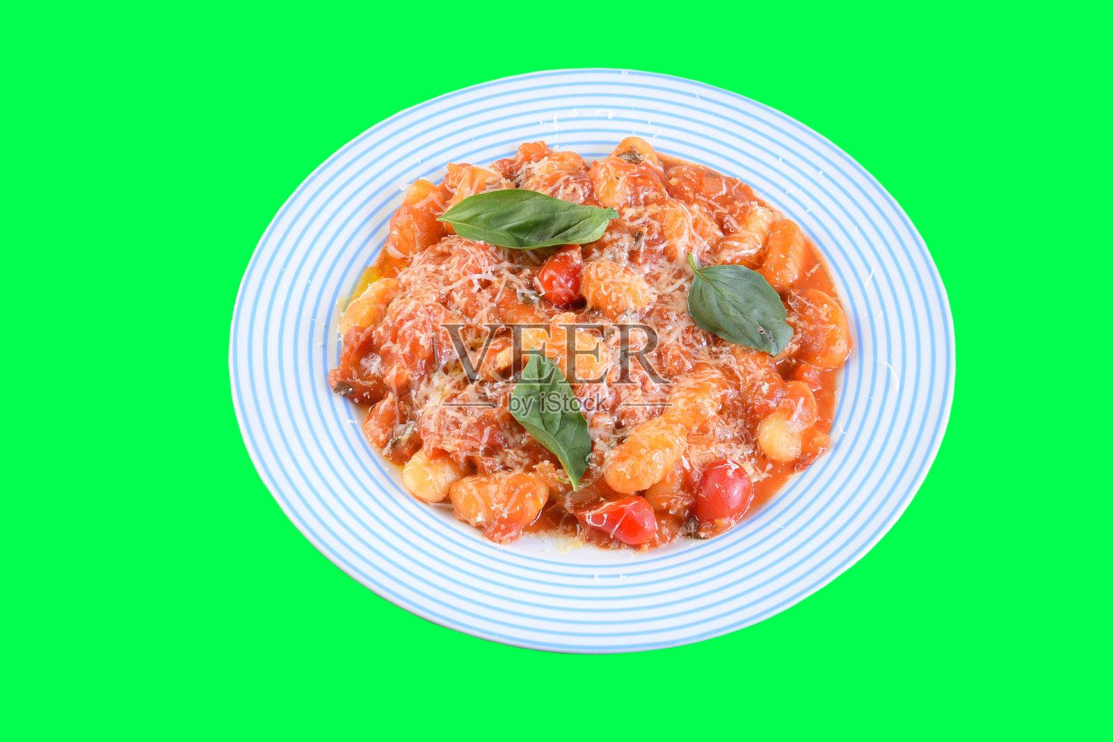 汤圆烤土豆意大利面与番茄酱和香草隔离在绿色色度关键背景照片摄影图片
