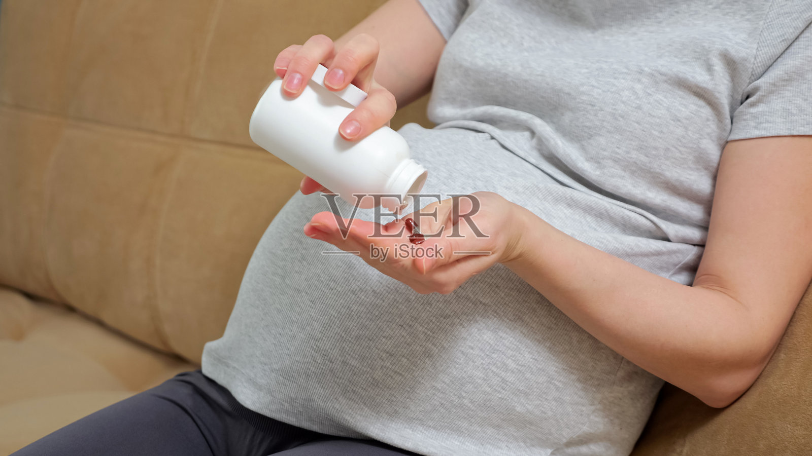 孕妇照顾肚子里的宝宝和自己的健康照片摄影图片