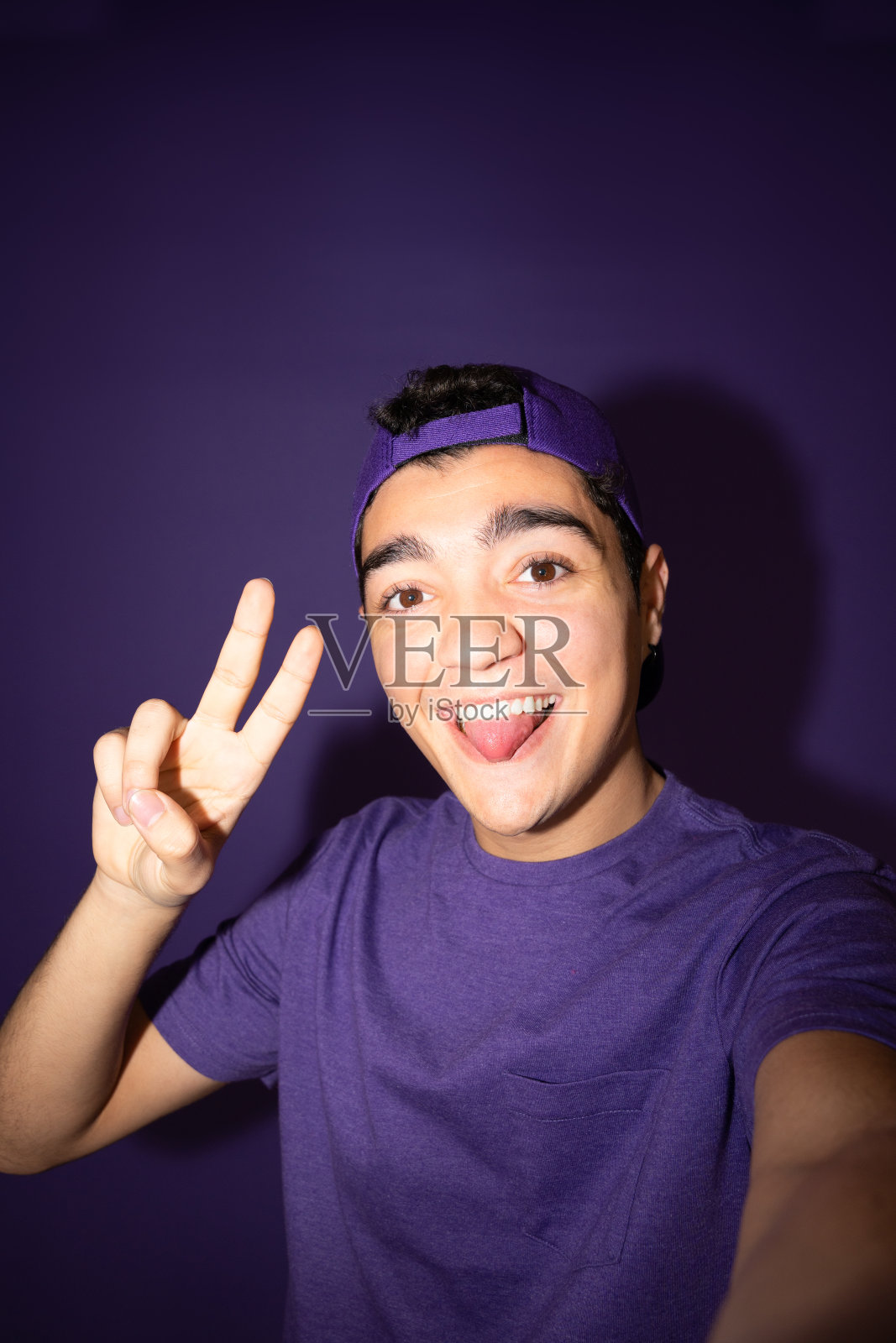 西班牙男孩自拍并做胜利手势照片摄影图片