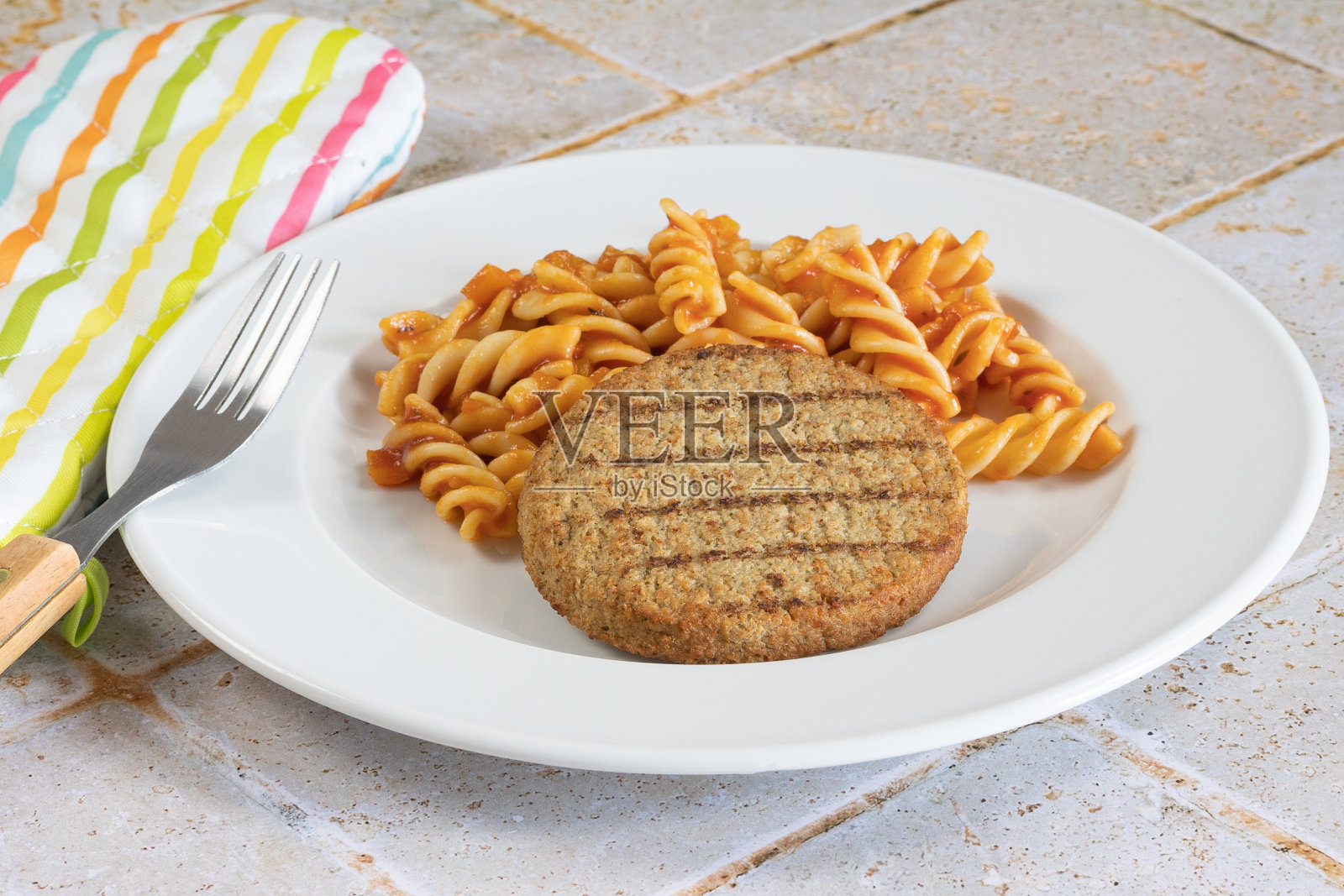 蔬菜肉排和意大利面配番茄照片摄影图片