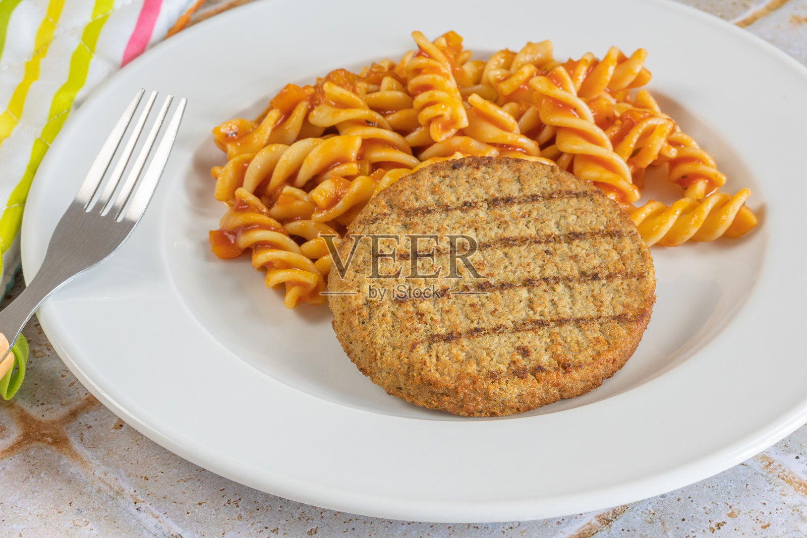 蔬菜肉排和意大利面配番茄照片摄影图片