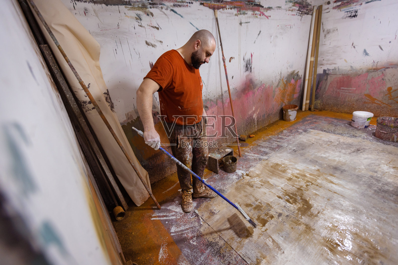 艺术家正在创作一幅现代抽象油画照片摄影图片