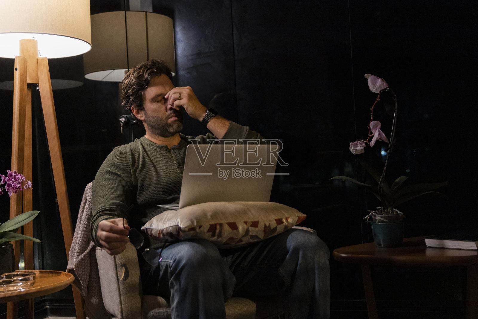 巴西男子在家工作照片摄影图片