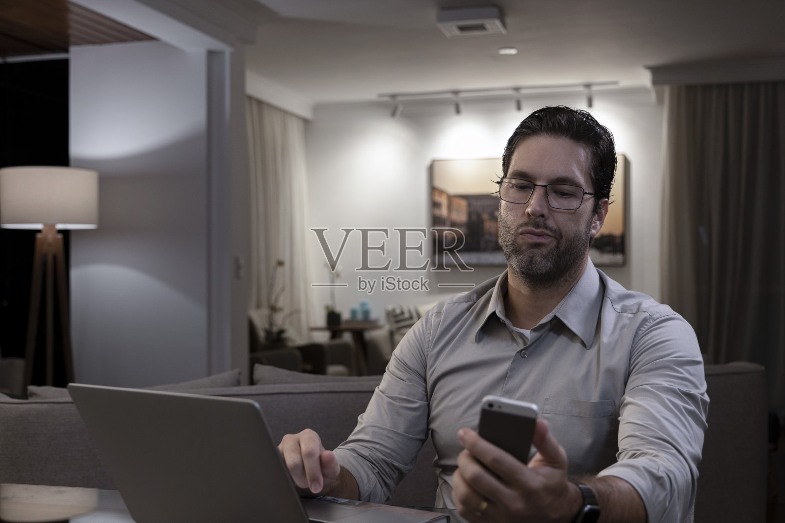 巴西男子在家工作照片摄影图片