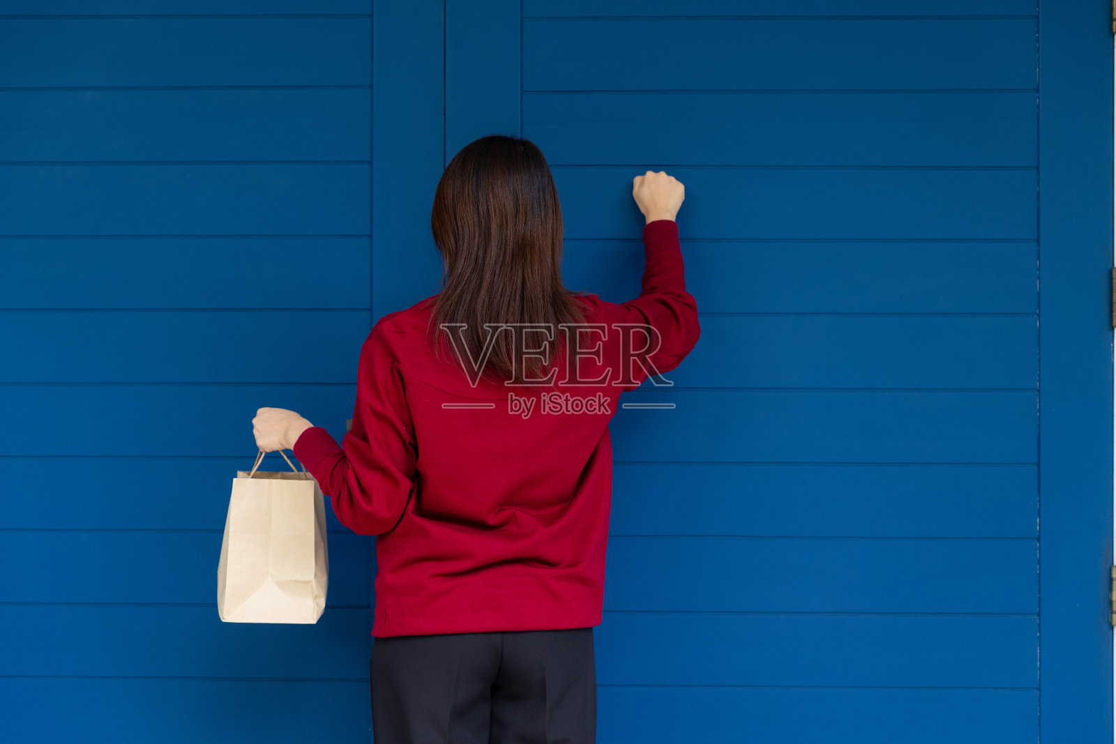 女人在家里给老人送食物。照片摄影图片