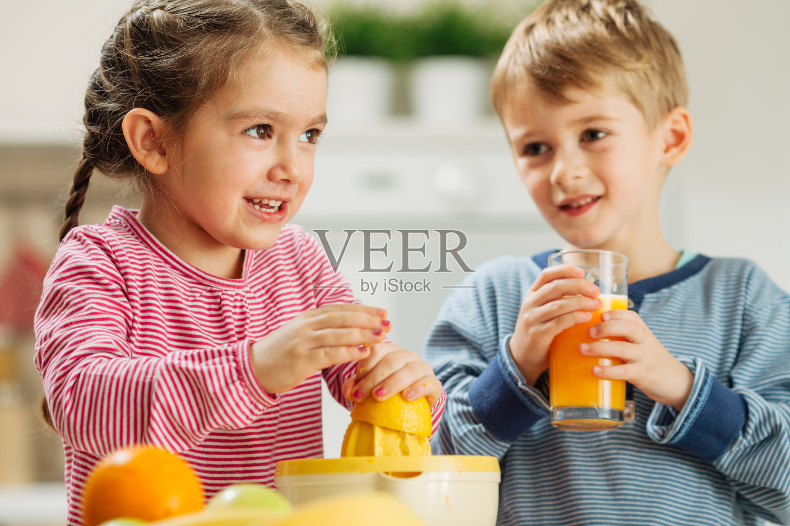 儿童喝橙汁照片摄影图片