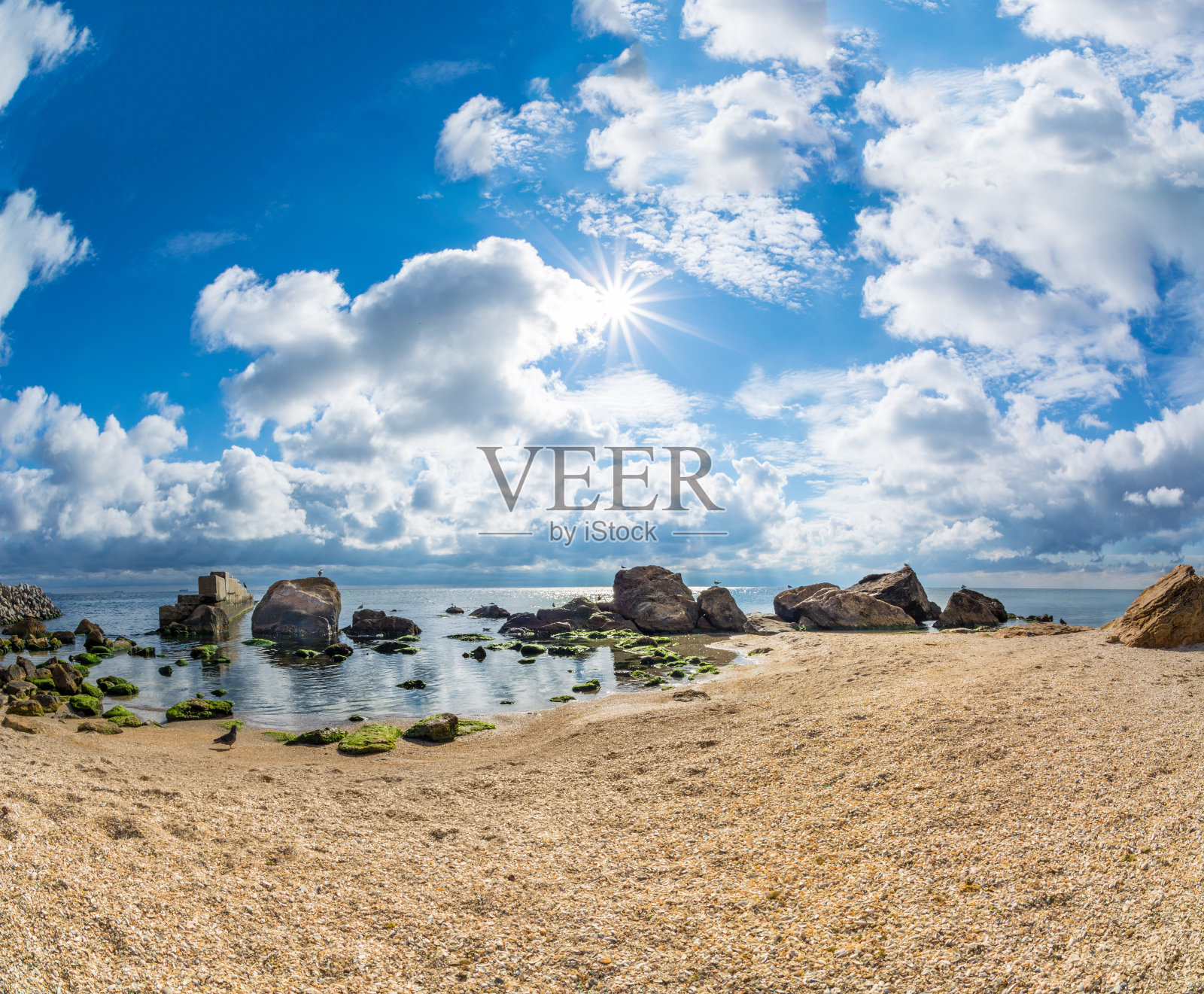 夏天的时候，海边，沙滩，沙滩和石头照片摄影图片