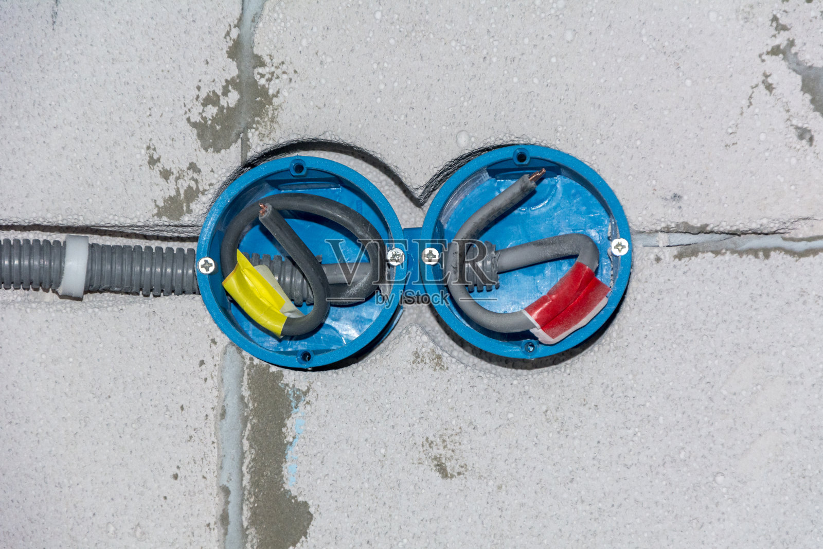 Elecrician工作。安装壁式电源插座照片摄影图片