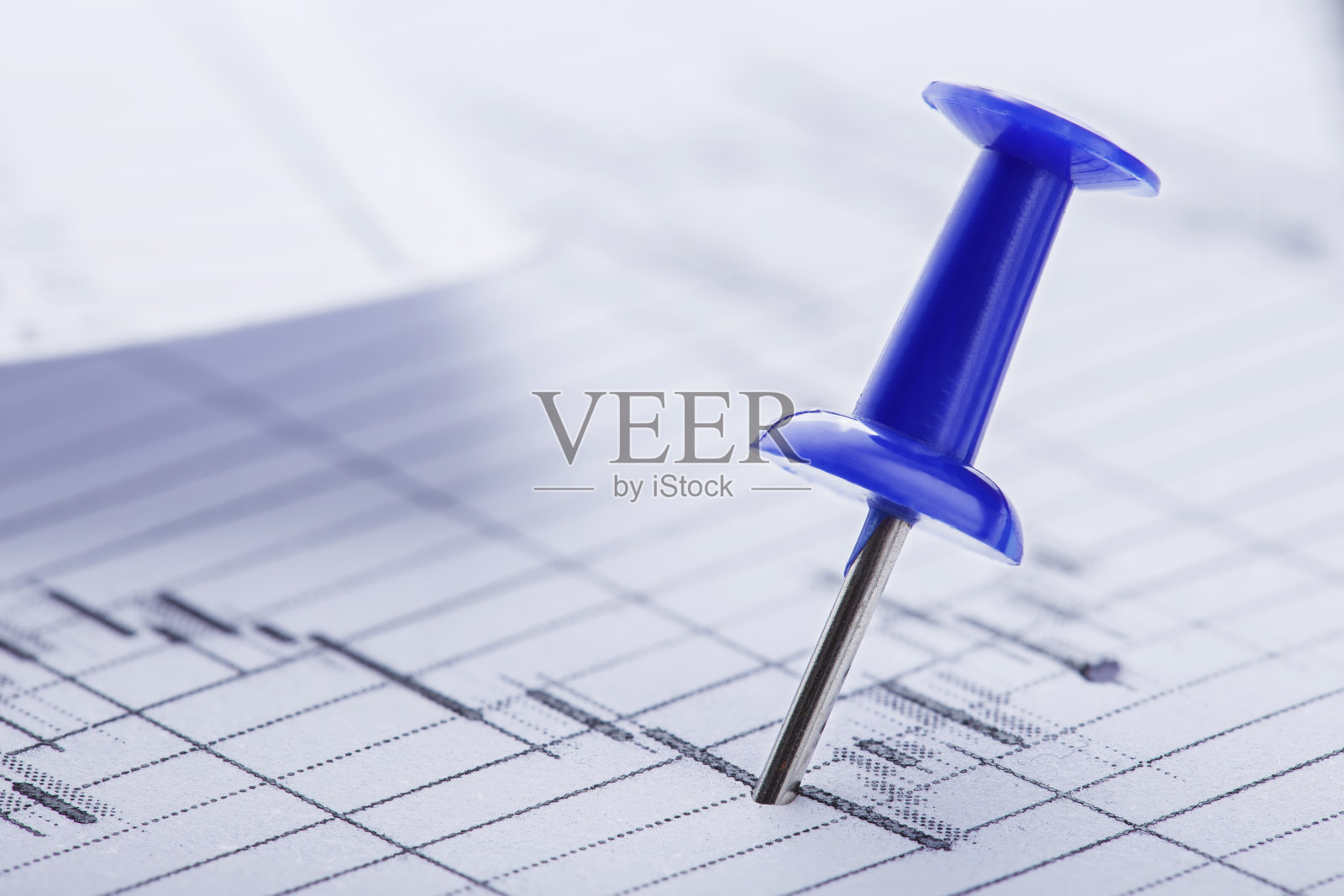 用大头针标记财务图表。股份上市及财务图表核对。银行业、财务报告和财务审计的概念。照片摄影图片