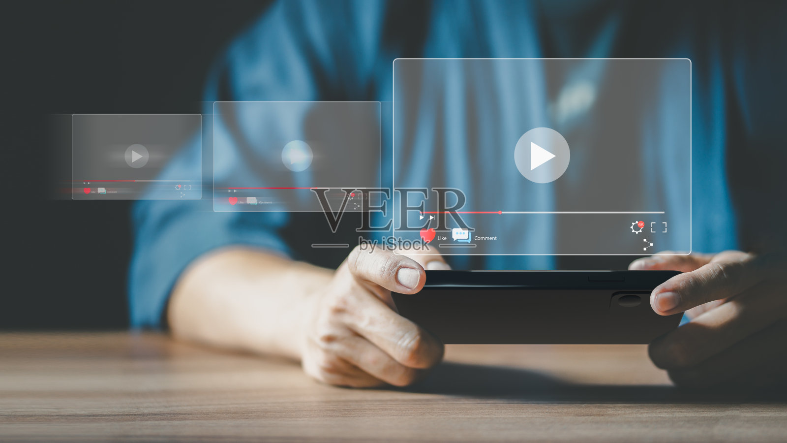 人们使用智能手机或手机在虚拟屏幕上在线流媒体，在互联网上搜索视频，直播足球，表演或教程，观看电影，在线内容。照片摄影图片