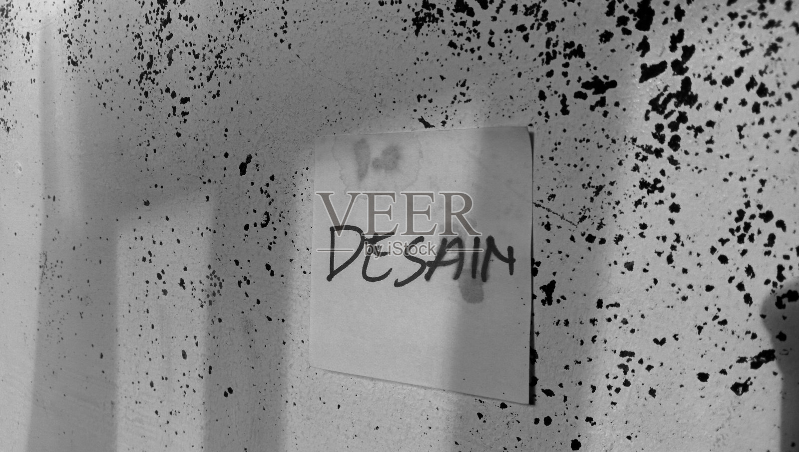 文字与文字设计的笔记贴在墙上照片摄影图片