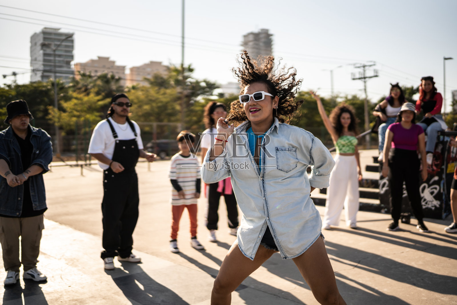 中年成年女子在户外街头派对跳舞雷盖顿照片摄影图片