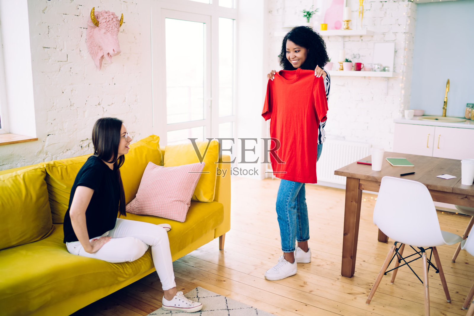 黑色微笑的少年炫耀着红色的裙子照片摄影图片